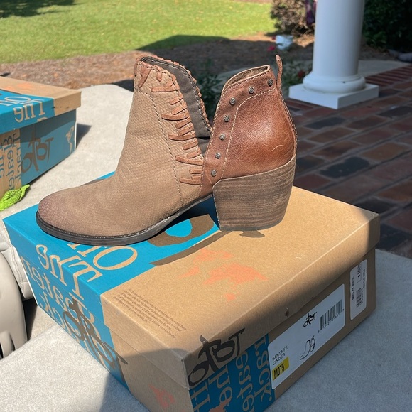 OTBT Women’s shoe. Multiple sizes. Color-Santa Fe Cinder. NWT. In box. - Picture 4 of 5